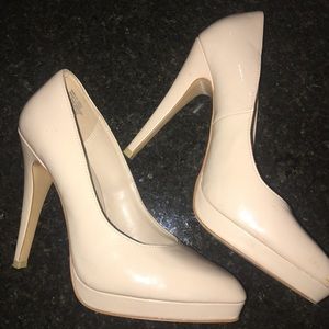 Nude pumps